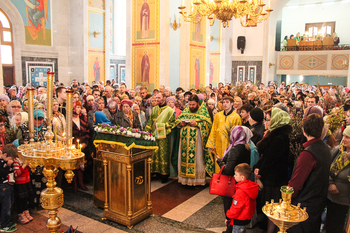 Что такое литургия. Служба в храме. Служба в православном храме. Утреннее богослужение в православной церкви. Служба в воскресенье в церкви.