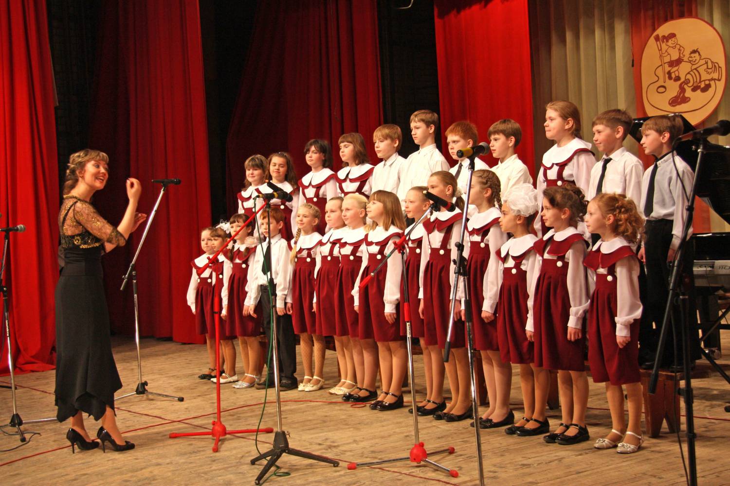 Где находится хор. Педагог детского хора. Детские коллективы на сцене. Детский вокальный ансамбль.