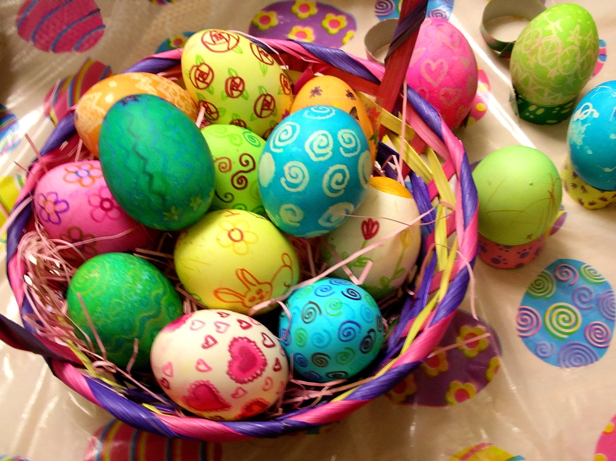 Дети красили яйца. Пасхальное яйцо. Крашеные пасхальные яйца. Zqwf YF GFC. Крашеные яйца на Пасху.